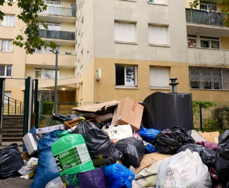 Quand les poubelles envahissent les trottoirs