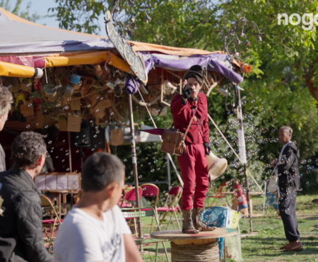 Spectacle et brocante : la compagnie d’arts de rue Le Fer à Coudre organise ses portes ouvertes